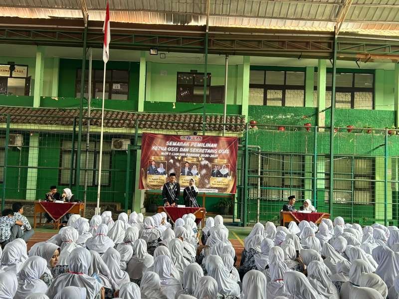 Adu Gagasan, Bukan Sekadar Adu Suara: Tiga Kandidat Ketua dan Sekretaris OSIS MAN 1 Cianjur Tampil dalam Debat